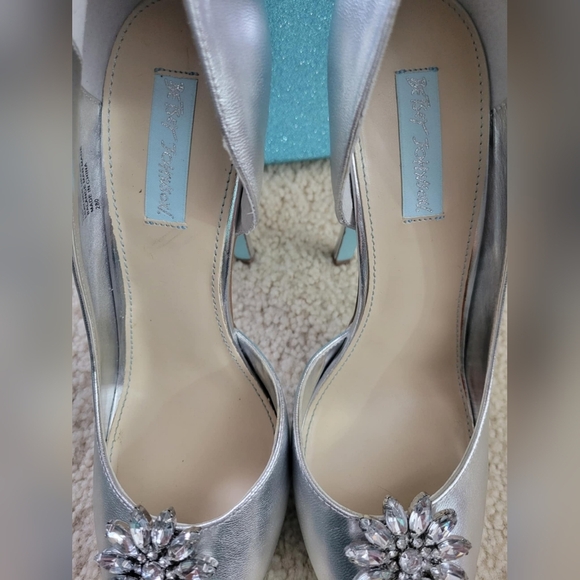 NIB Betsey Johnson Blue Wedding Honor Silver Metal Pumps Sz 10 - Picture 3 of 9